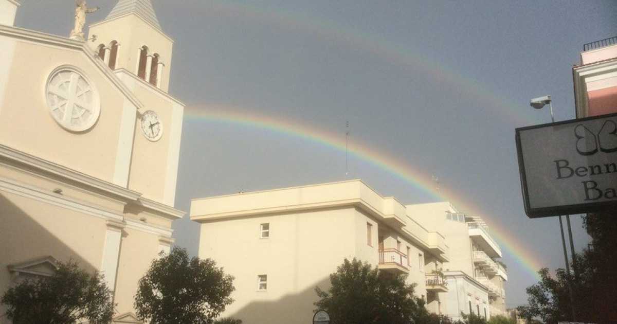 Bari, fenomeno raro: dopo l'acquazzone spunta un doppio arcobaleno